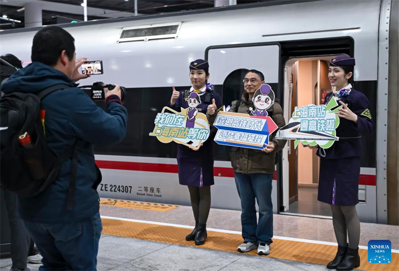 Abfahrt des ersten Hochgeschwindigkeitszugs vom Südbahnhof in Shanghai