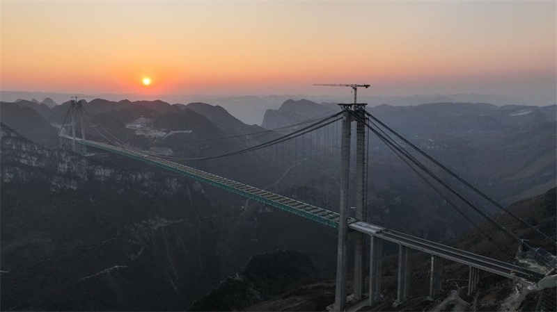 Huajiang-Grand-Canyon-Brücke im Südwesten Chinas bereit zur Schließung