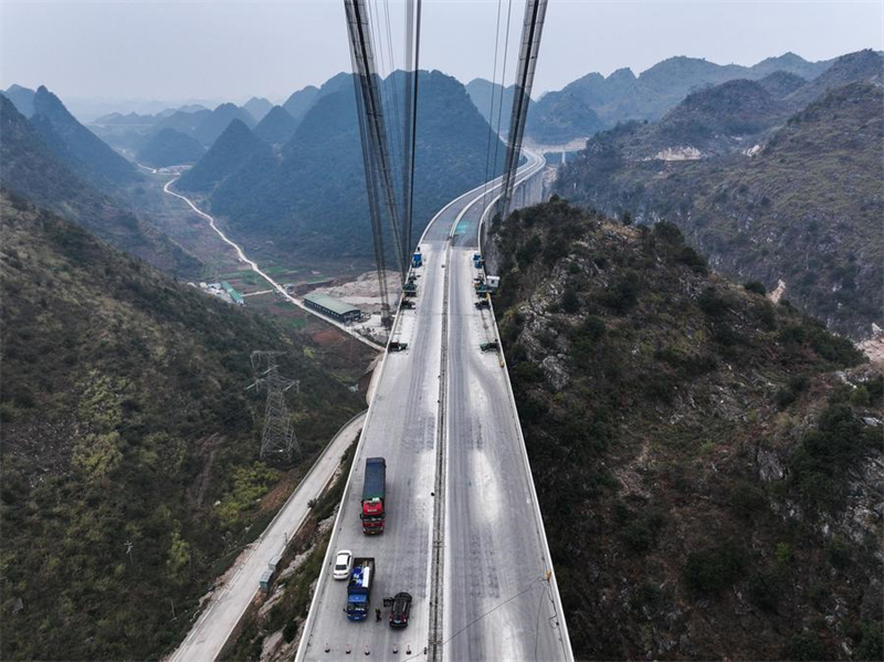 Huajiang-Grand-Canyon-Brücke im Südwesten Chinas bereit zur Schließung