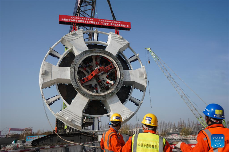 Zeremonielle Montage des Bohrkopfes der Schildvortriebsmaschine „Jianghaihao“