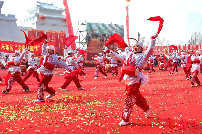 Urumqi: Mit Handtrommeln und Drachentanz feiern ethnische Gruppen das Laternenfest