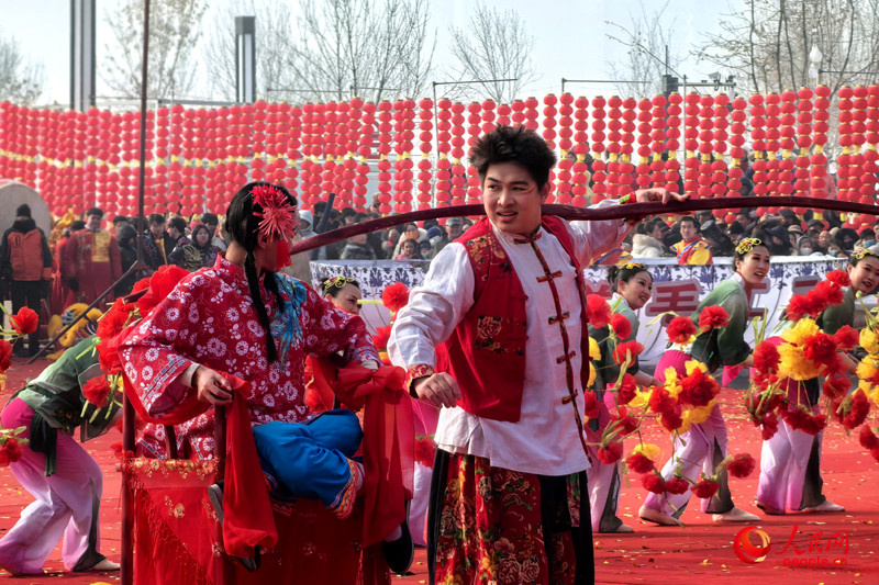 Urumqi: Mit Handtrommeln und Drachentanz feiern ethnische Gruppen das Laternenfest