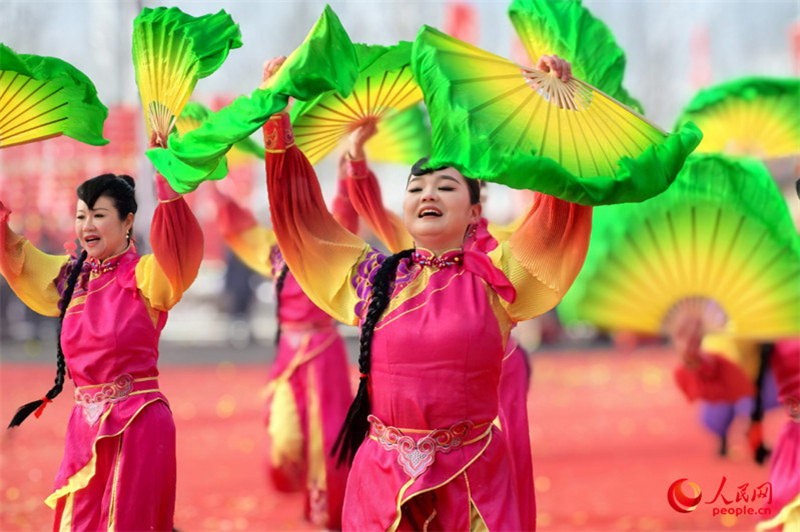 Urumqi: Mit Handtrommeln und Drachentanz feiern ethnische Gruppen das Laternenfest