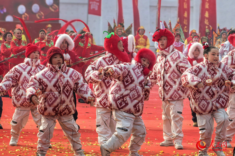 Urumqi: Mit Handtrommeln und Drachentanz feiern ethnische Gruppen das Laternenfest