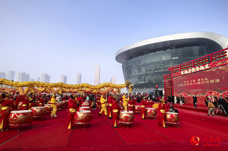 Urumqi: Mit Handtrommeln und Drachentanz feiern ethnische Gruppen das Laternenfest