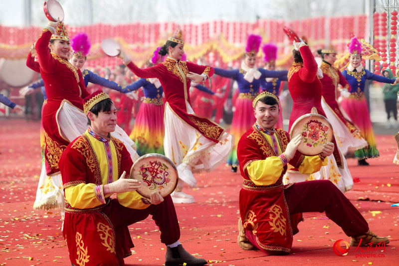 Urumqi: Mit Handtrommeln und Drachentanz feiern ethnische Gruppen das Laternenfest