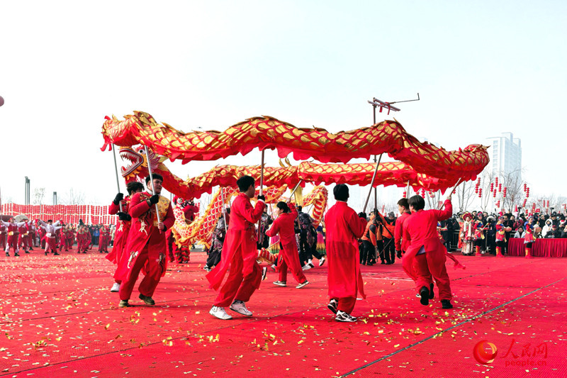 Urumqi: Mit Handtrommeln und Drachentanz feiern ethnische Gruppen das Laternenfest