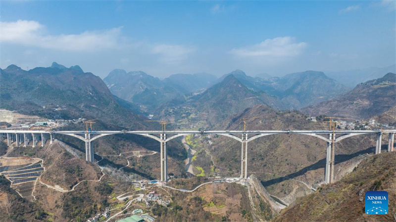 Bau der großen Liuzhi-Brücke im Südwesten Chinas geht in die Endphase