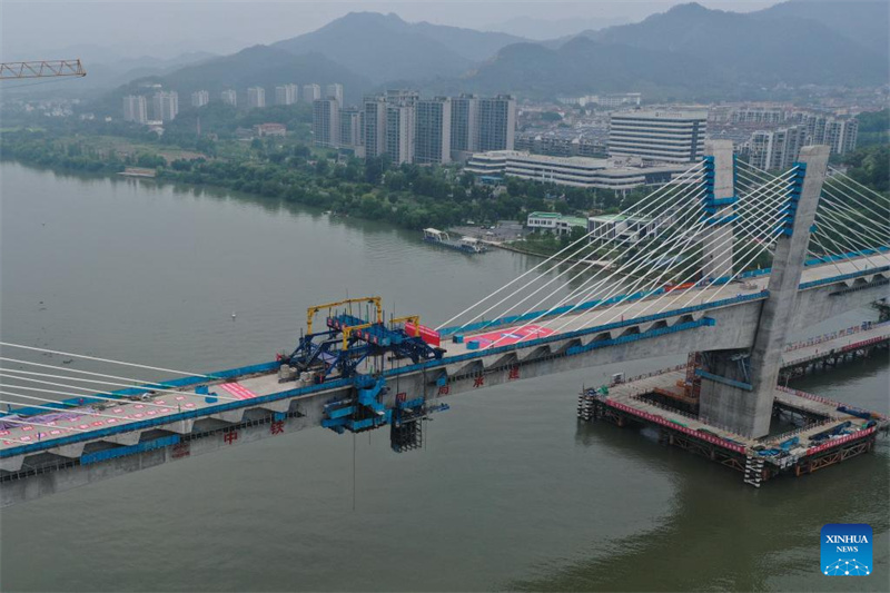 Teilstücke der großen Brücke des Xin'an-Flusses in Jiande erfolgreich verbunden