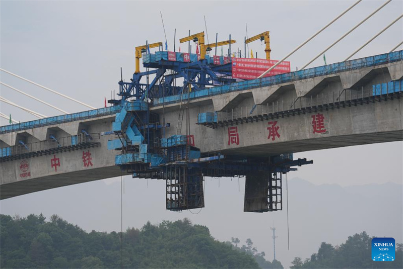 Teilstücke der großen Brücke des Xin'an-Flusses in Jiande erfolgreich verbunden