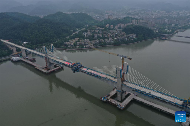 Teilstücke der großen Brücke des Xin'an-Flusses in Jiande erfolgreich verbunden