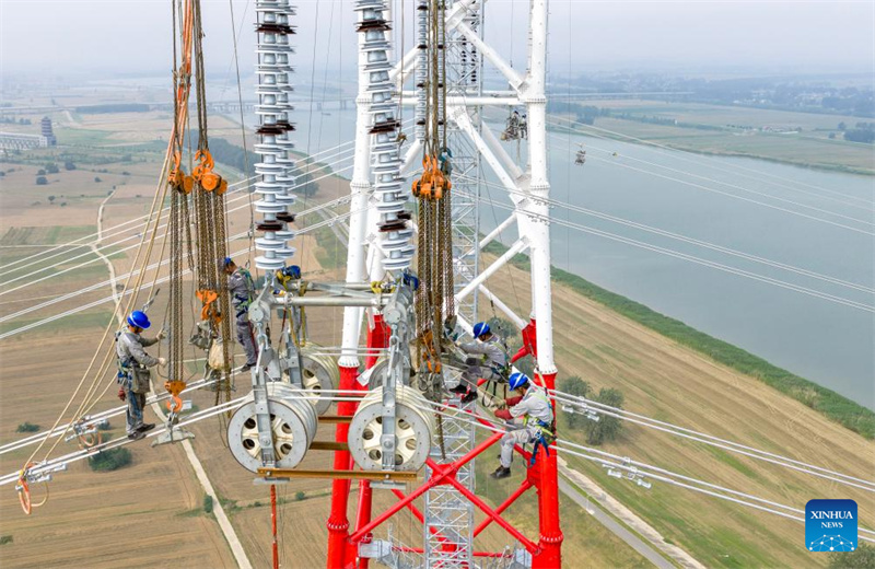 500-kV-Stromübertragungsprojekt schließt Überquerung des Huaihe-Flusses in Ostchina ab