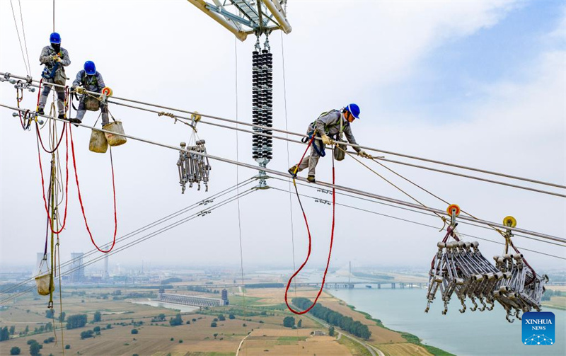500-kV-Stromübertragungsprojekt schließt Überquerung des Huaihe-Flusses in Ostchina ab