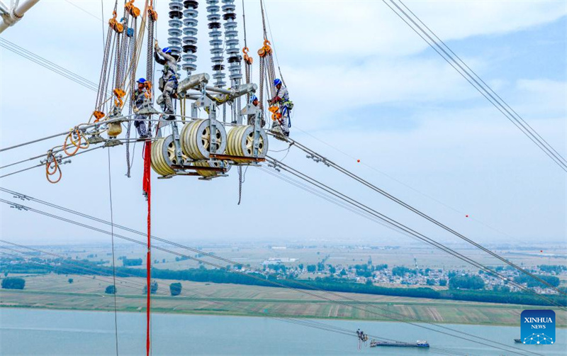500-kV-Stromübertragungsprojekt schließt Überquerung des Huaihe-Flusses in Ostchina ab