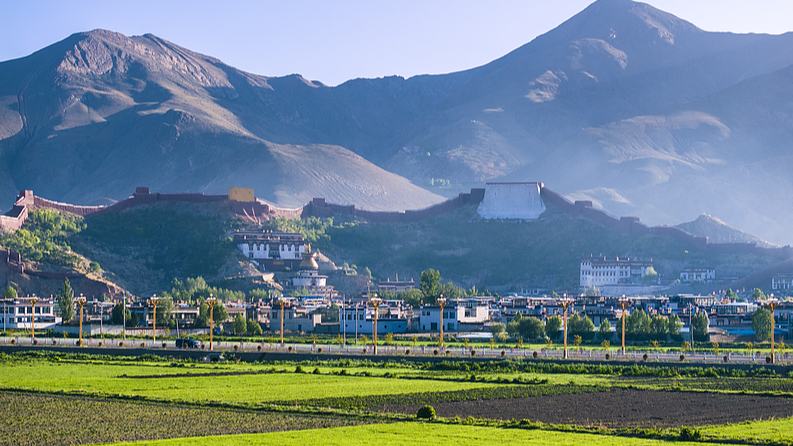 Xi Jinping fordert Dorfbewohner in Xizang zu Wahrung ethnischer Solidarität auf