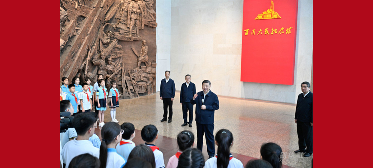 Xi Jinping besichtigt Gedenkmuseum zu Hundert-Regimenter-Offensive