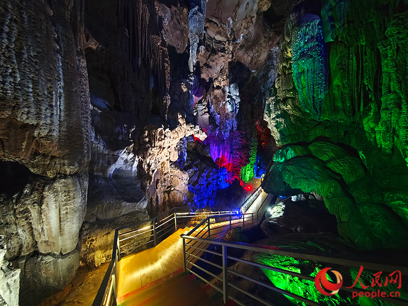 Guilins „Himmelsfenster“ erzeugt Tyndall-Effekt in Karsthöhle
