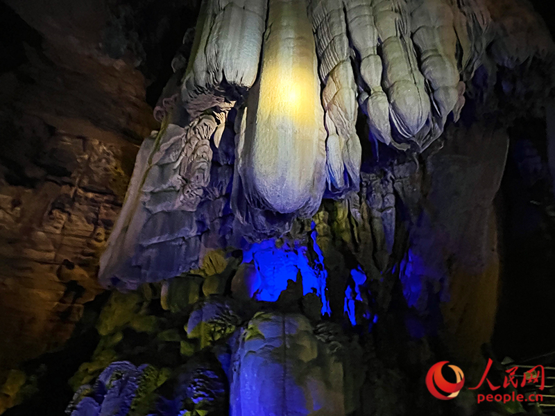 Guilins „Himmelsfenster“ erzeugt Tyndall-Effekt in Karsthöhle