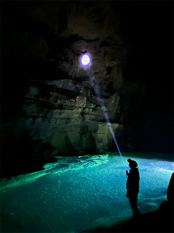 Guilins „Himmelsfenster“ erzeugt Tyndall-Effekt in Karsthöhle