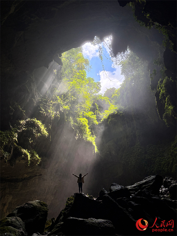 Guilins „Himmelsfenster“ erzeugt Tyndall-Effekt in Karsthöhle