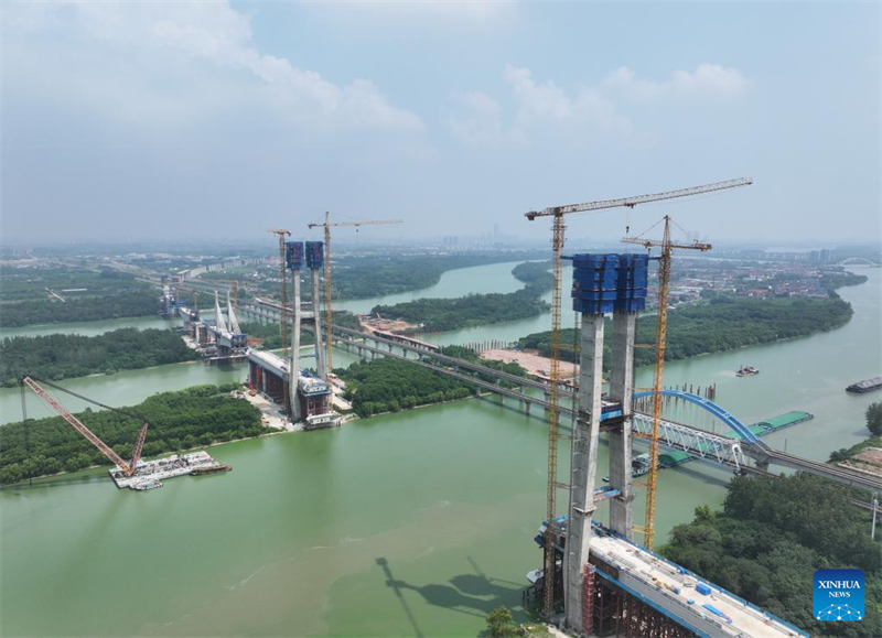 Hauptturm der Brücke über den Großen Kanal zwischen Beijing und Hangzhou erreicht Richtfesthöhe