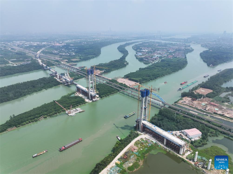 Hauptturm der Brücke über den Großen Kanal zwischen Beijing und Hangzhou erreicht Richtfesthöhe