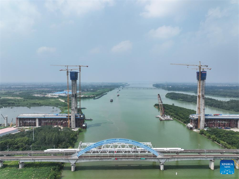 Hauptturm der Brücke über den Großen Kanal zwischen Beijing und Hangzhou erreicht Richtfesthöhe