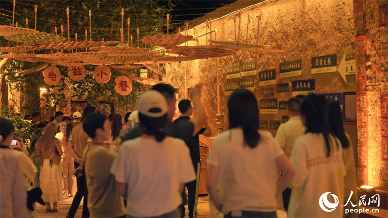 Die Altstadt von Kuqa bei Nacht