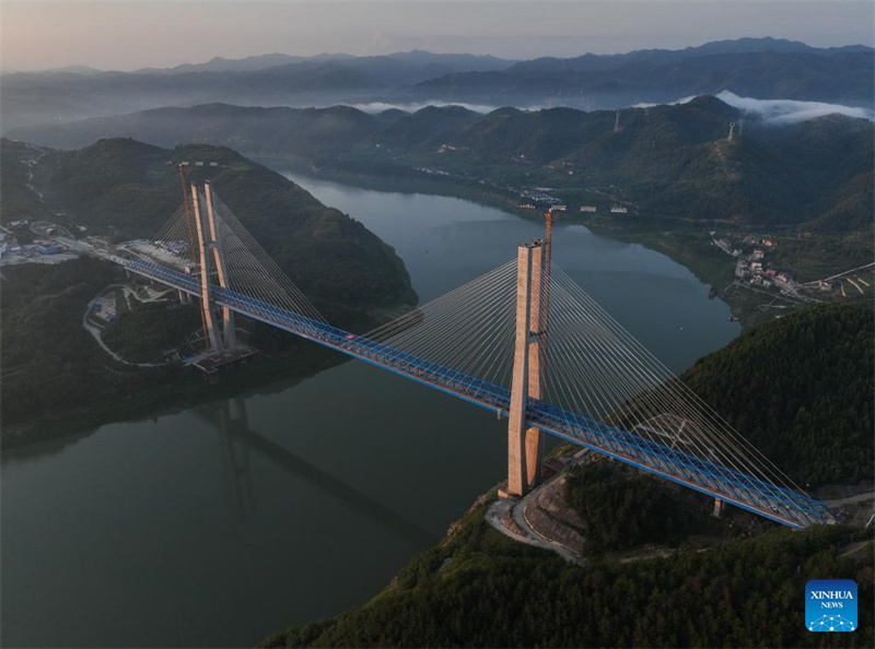 Stahlfachwerkträger der Hanjiang-Brücke der Hochgeschwindigkeitsbahnstrecke Xi'an-Shiyan fertiggestellt