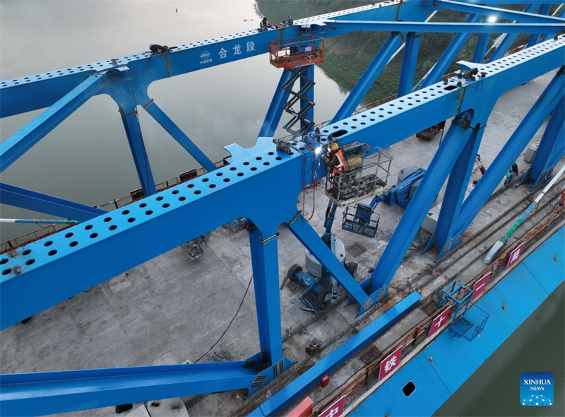 Stahlfachwerkträger der Hanjiang-Brücke der Hochgeschwindigkeitsbahnstrecke Xi'an-Shiyan fertiggestellt