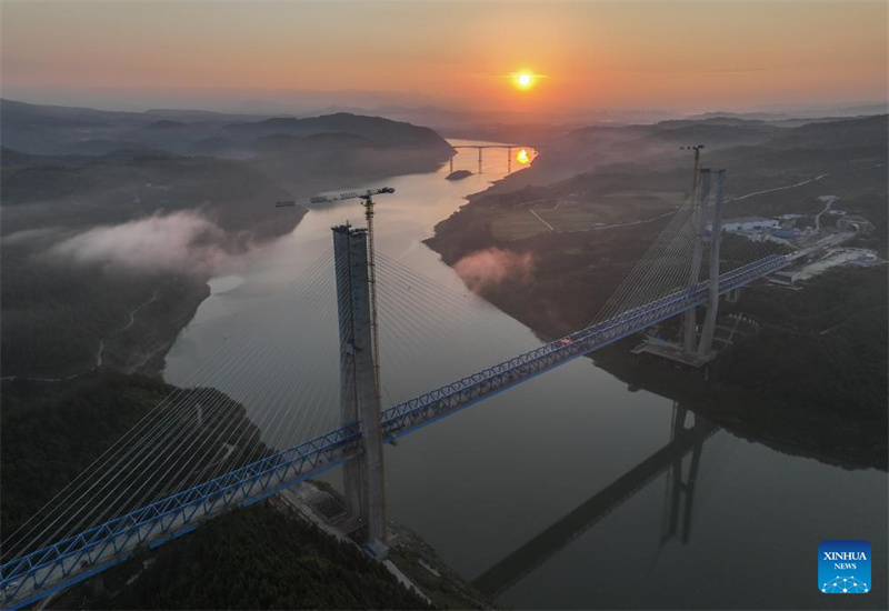 Stahlfachwerkträger der Hanjiang-Brücke der Hochgeschwindigkeitsbahnstrecke Xi'an-Shiyan fertiggestellt