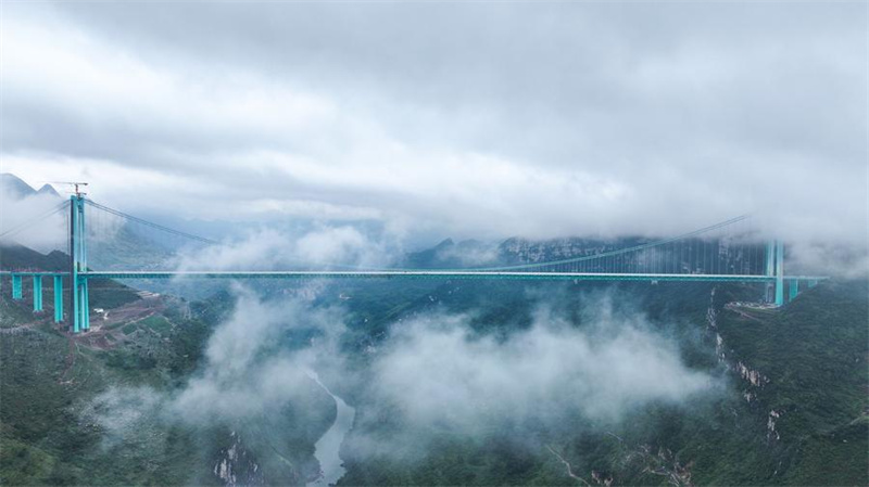 Höchste Brücke der Welt im südwestchinesischen Guizhou wird einem Belastungstest unterzogen
