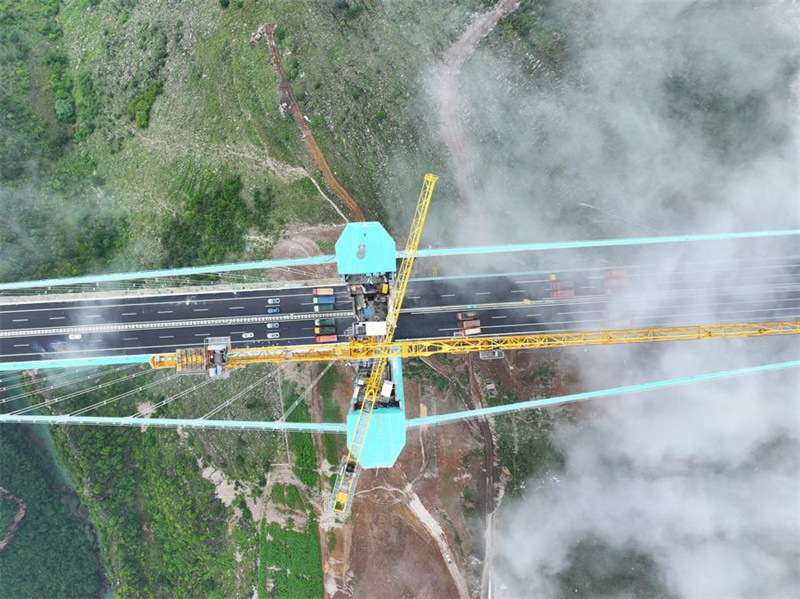 Höchste Brücke der Welt im südwestchinesischen Guizhou wird einem Belastungstest unterzogen