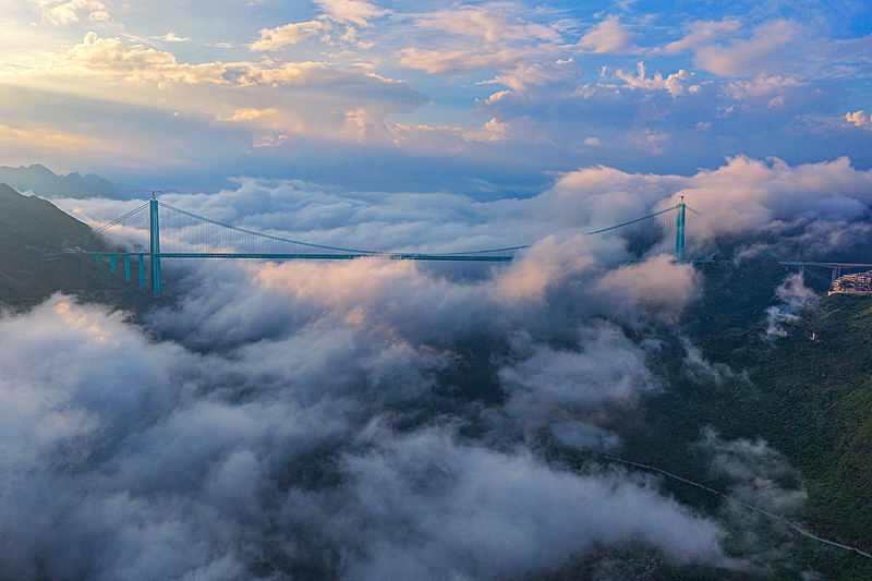 Höchste Brücke der Welt wird im Südwesten Chinas eröffnet
