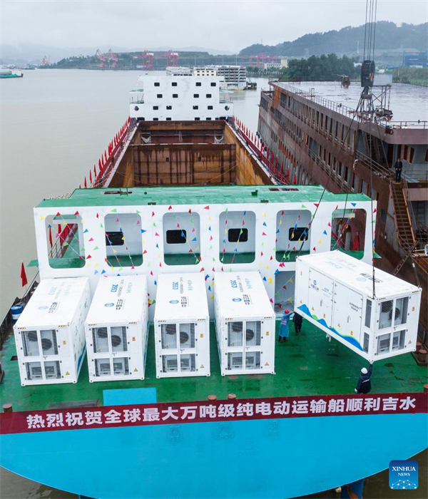 Chinas größter vollelektrischer Schüttgutfrachter in Zentralchina vom Stapel gelassen