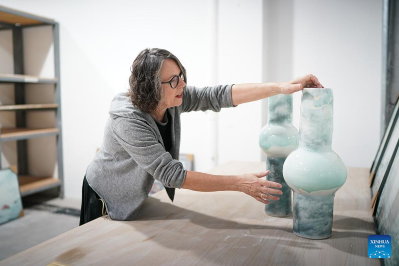 Christiane Toewe begutachtet ein Keramikwerk in Jingdezhen, Provinz Jiangxi, Ostchina, 19. Oktober 2025. (Xinhua/Zhou Mi)