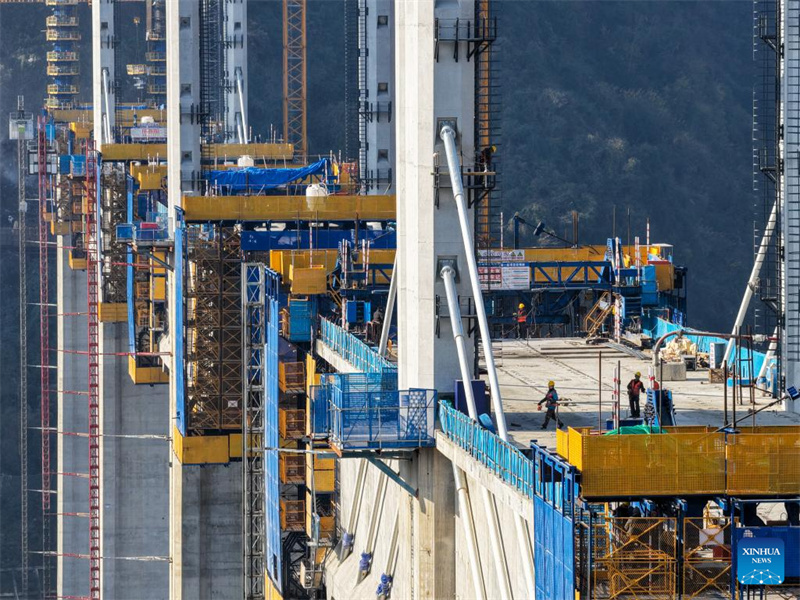 Bau der großen Renhe-Brücke entlang der Hochgeschwindigkeitsbahn Xi'an-Chongqing im Südwesten Chinas schreitet voran