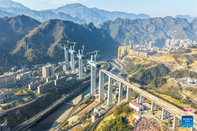 Bau der großen Renhe-Brücke entlang der Hochgeschwindigkeitsbahn Xi'an-Chongqing im Südwesten Chinas schreitet voran