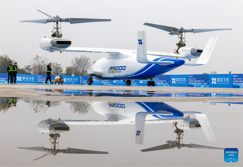 Ein unbemanntes Luftfahrzeug (UAV) vom Typ Lanying R6000 Kipprotoren steht kurz vor dem Start in der Stadt Deyang, Provinz Sichuan, Südwestchina, 28. Dezember 2025. (Yin Gang/Xinhua)