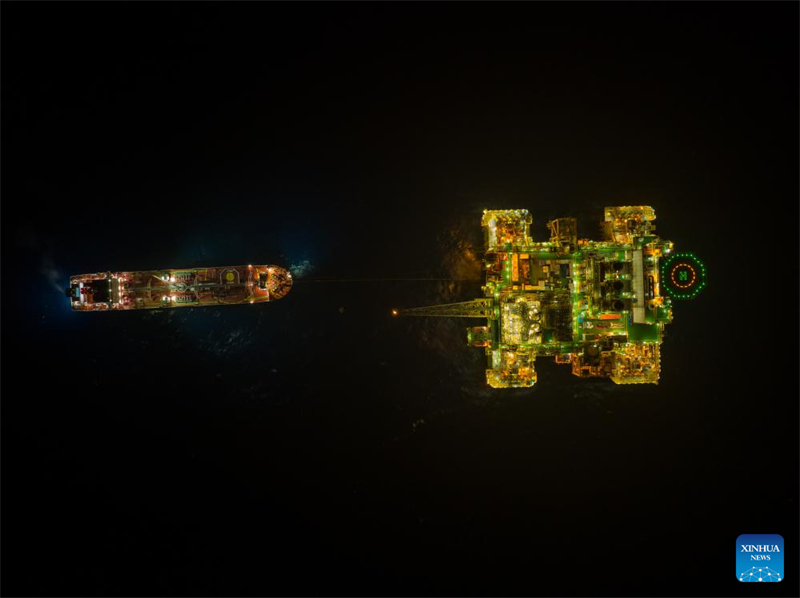 Dieses undatierte Archivfoto zeigt die Energieanlage Deep Sea No. 1 bei der Durchführung von Kondensatöltransporten in der Nacht. Chinas größtes Offshore-Gasfeld Deep Sea No. 1 hat kürzlich seinen 100. Rohöltransport seit Produktionsbeginn abgeschlossen, wie die China National Offshore Oil Corporation (CNOOC) am Freitag bekannt gab. Die Gesamtöl- und Gasproduktion des Feldes im Jahr 2025 überstieg 4,5 Millionen Tonnen Öläquivalent, was mit der Produktion eines mittelgroßen Onshore-Ölfeldes vergleichbar ist. (CNOOC/Handout via Xinhua)