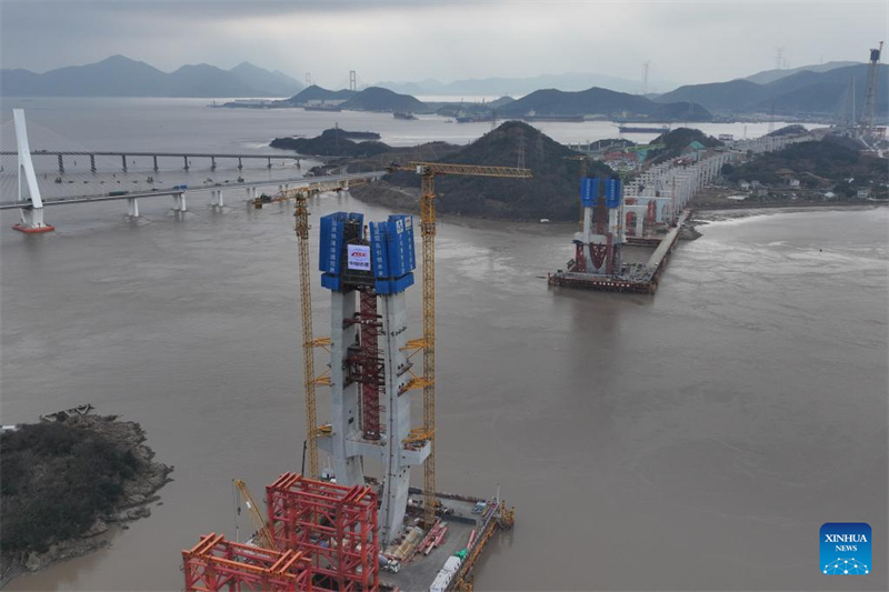 Betonierarbeiten für Querträger am östlichen Hauptturm der Fuchimen-Straßen-Zugbrücke in Zhejiang abgeschlossen