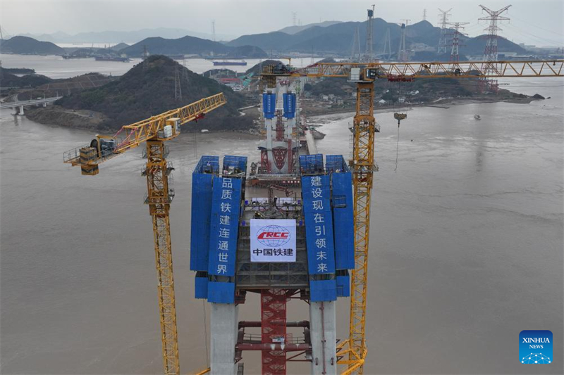 Betonierarbeiten für Querträger am östlichen Hauptturm der Fuchimen-Straßen-Zugbrücke in Zhejiang abgeschlossen