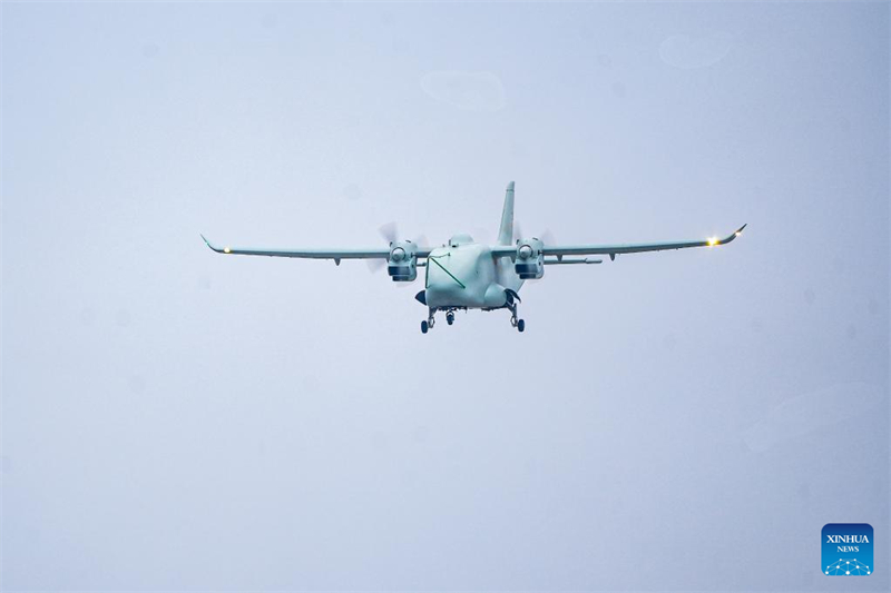 Chinas hybrides unbemanntes Frachtflugzeug absolviert ersten Flug