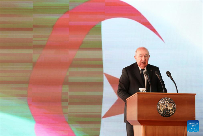 Afrikas erste von China gebaute Schwerlast-Wüstenbahn für Verkehr freigegeben