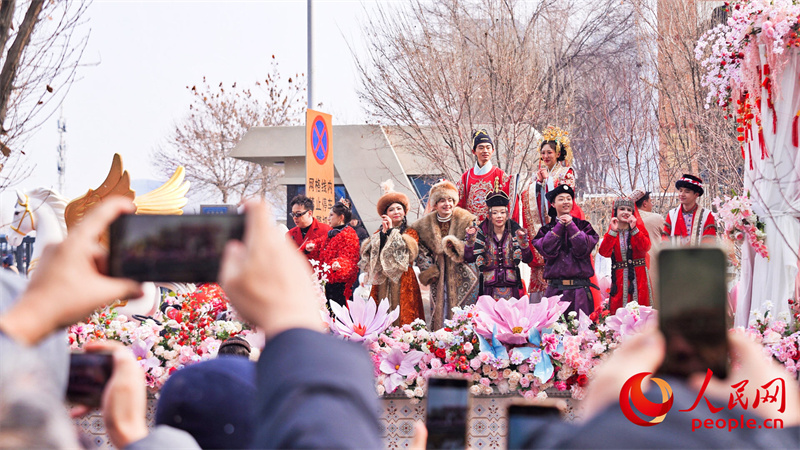 Immaterielles Kulturerbe belebt die Neujahrsbräuche: Shehuo-Umzug in Urumqi gestartet