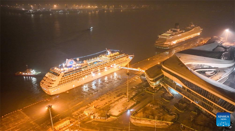 Kreuzfahrtschiff läuft chinesischen Hafen Tianjin an