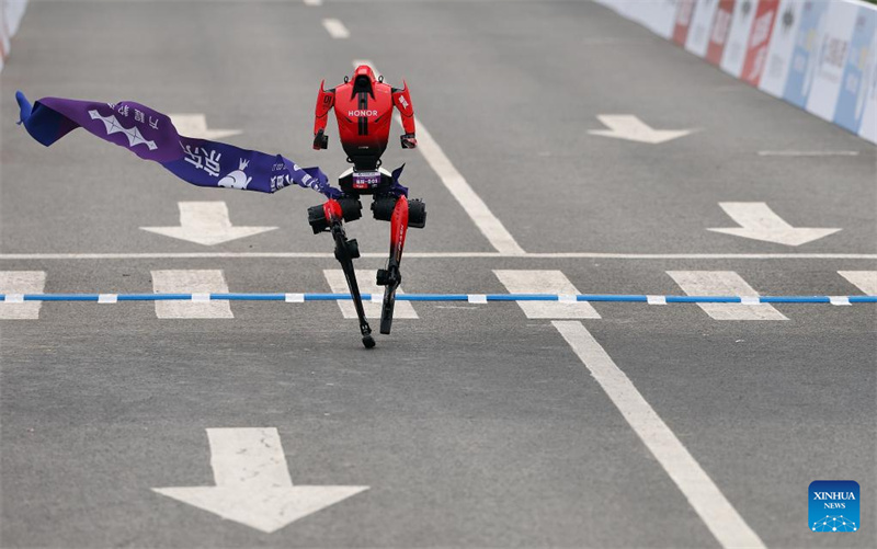 Der humanoide Roboter „Flash“ des Pofengshandian-Teams in der ferngesteuerten Kategorie überquert die Ziellinie beim Beijing E-Town-Halbmarathon und dem Halbmarathon für humanoide Roboter im Beijing Economic-Technological Development Area im Südosten von Beijing, China, 19. April 2026. (Xinhua/Zhang Chenlin)
