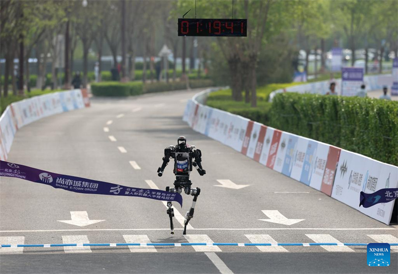 Humanoider Roboter übertrifft in Beijing menschlichen Halbmarathon-Weltrekord