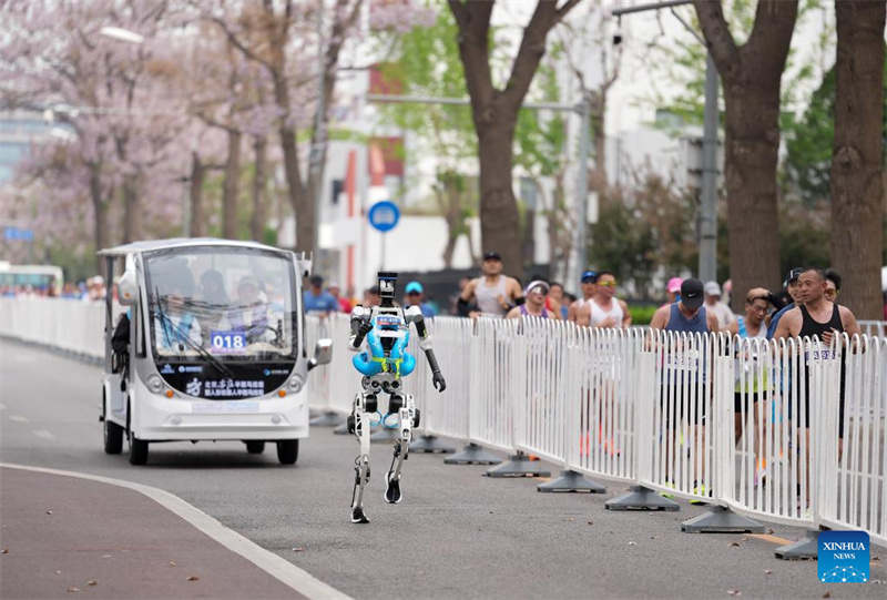 Humanoider Roboter übertrifft in Beijing menschlichen Halbmarathon-Weltrekord