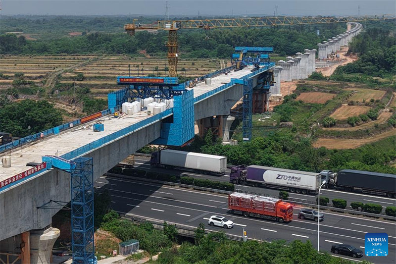 Durchgehender Träger der Qujiang-Großbrücke über die Shanghai-Kunming-Schnellstraße fertiggestellt